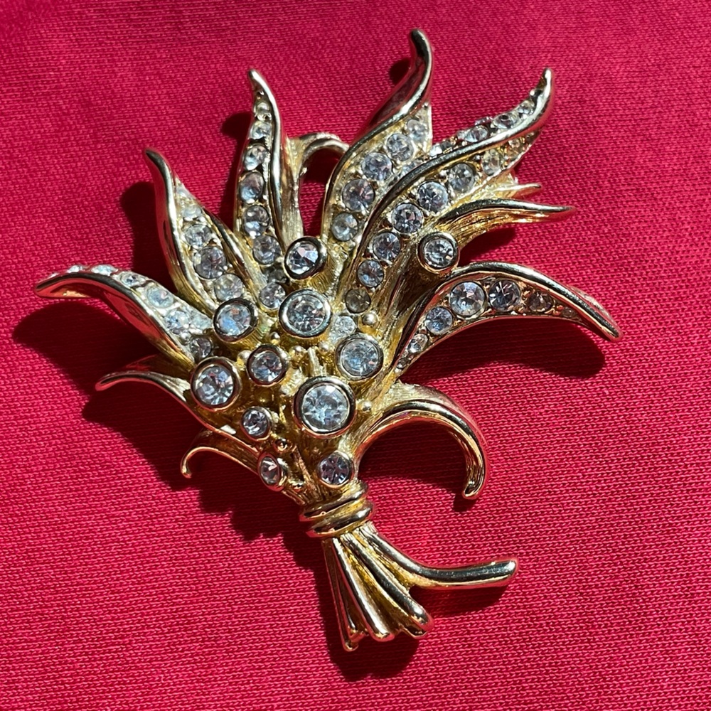 Gold tone flower brooch with gems